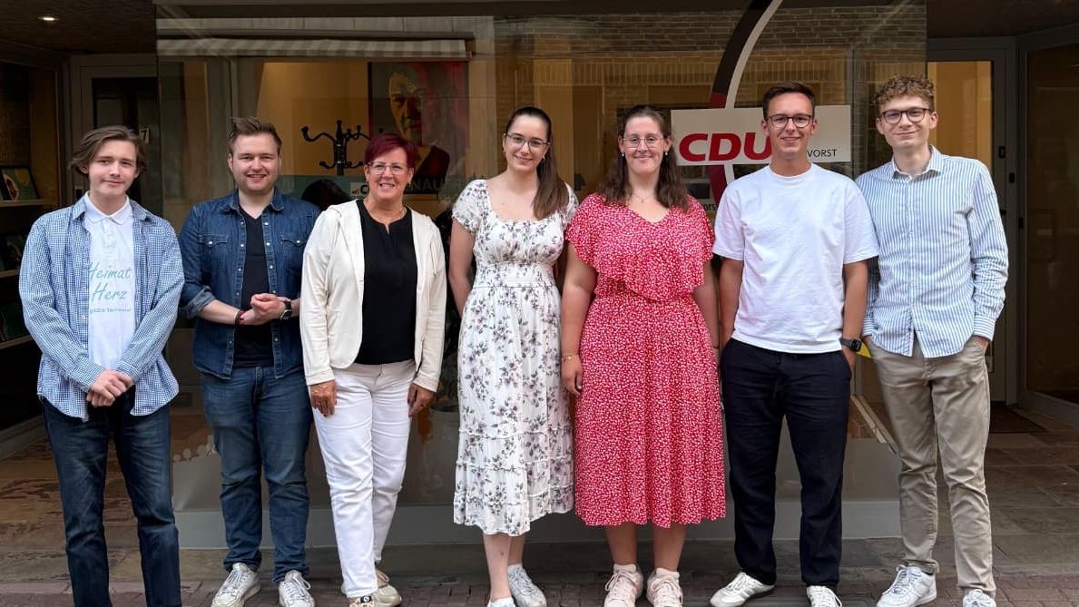 Gruppe von sieben Personen vor CDU-Gebäude stehend, freundlich lächelnd.